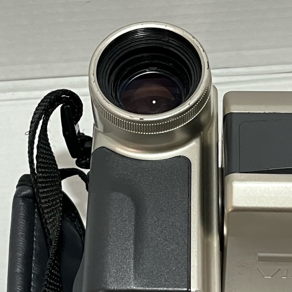 Sharp VL-E630 Viewcam Silver 4.0" LCD Screen Camcorder Untested-Possibly working - Picture 5 of 6